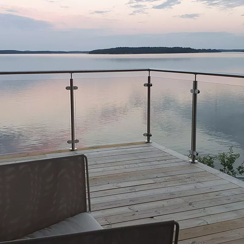 Lan can kính cải thiện sự an toàn và thiết kế trong không gian hiện đại như thế nào?