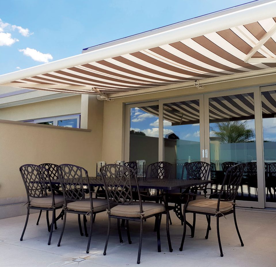 Sự khác biệt giữa mái hiên cassette mở và đóng là gì?