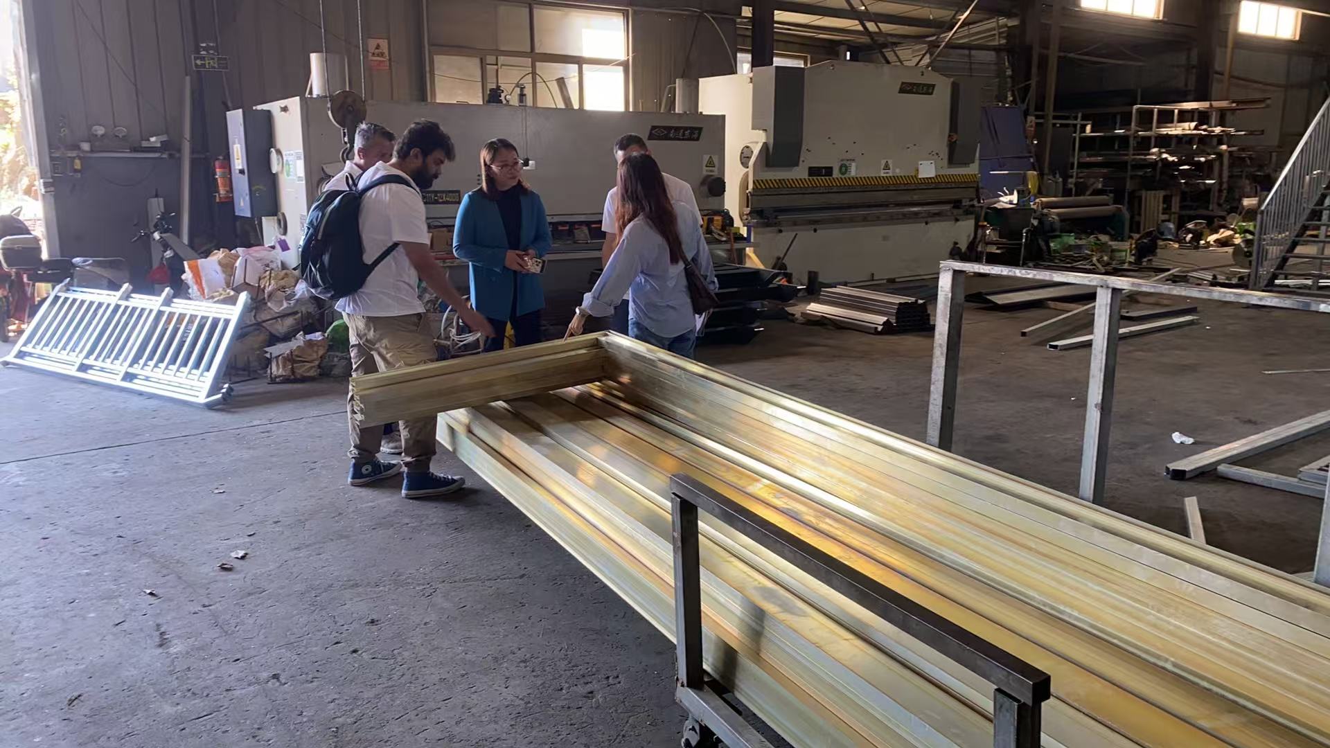 Khách hàng Dubai kiểm tra các giải pháp lan can bằng thép không gỉ tại Vionta Metal